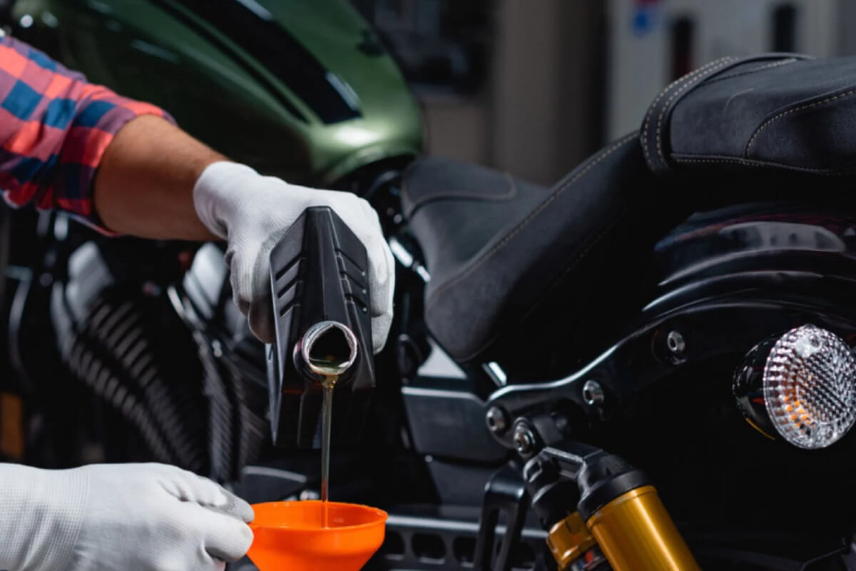 Thay dầu nhớt xe máy định kỳ giúp động cơ xe được bảo vệ và tăng tốc nhẹ nhàng