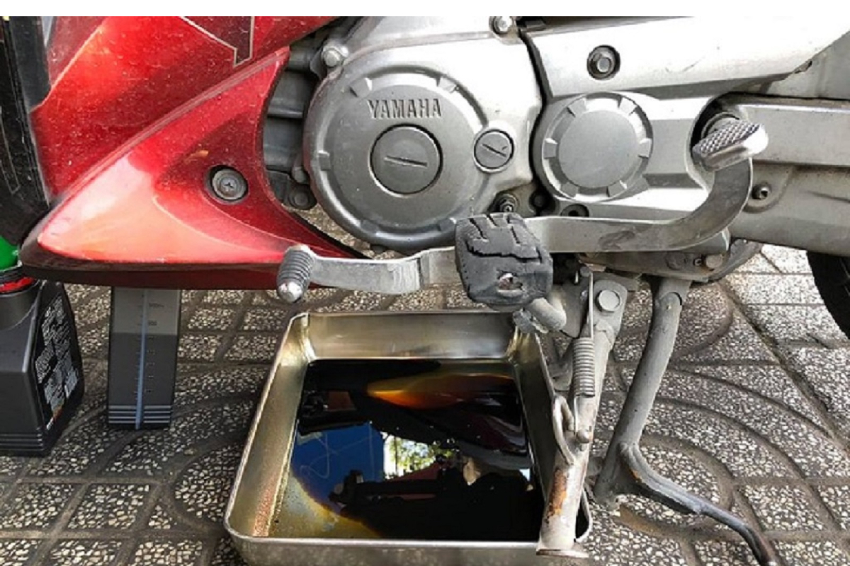 Nhận biết dấu hiệu xe máy cần thay dầu nhớt bằng mắt thường - Tân Nam Sang